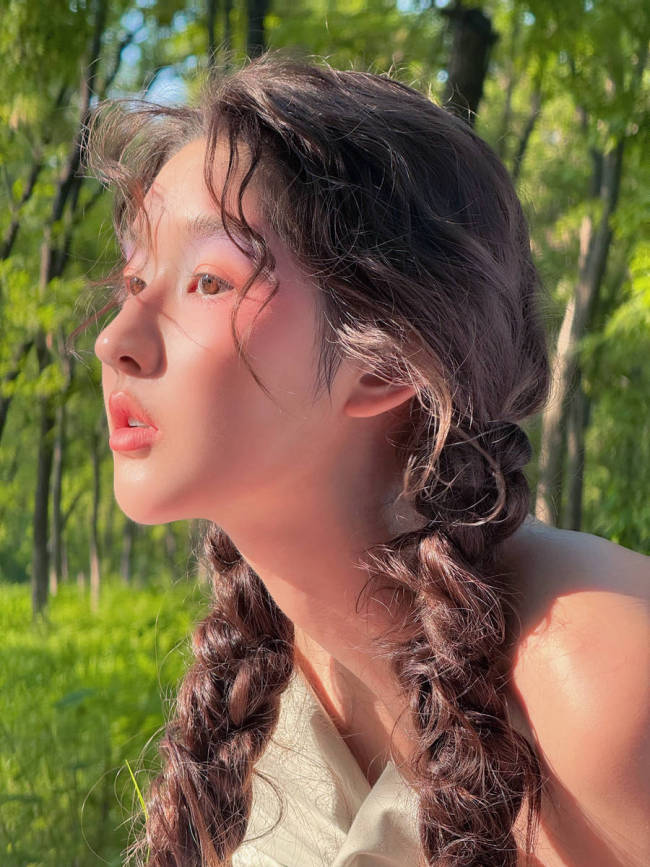 王玉雯一身粉色长裙精致优雅 头戴耳机青春活泼