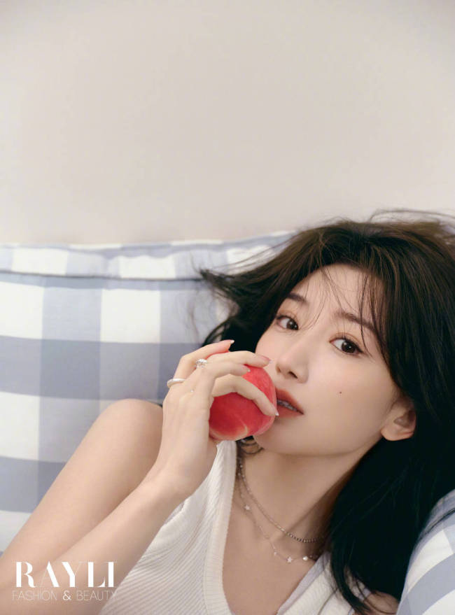 毛晓彤穿白丝袜化身芭蕾舞少女 手拿苹果清纯温柔