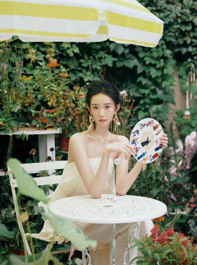 张艺凡身着抹胸白裙妆容清透 身姿曼妙娴静惬意