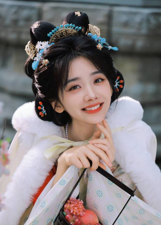 王影璐披毛绒披风少女感十足 手拎果篮活泼灵动