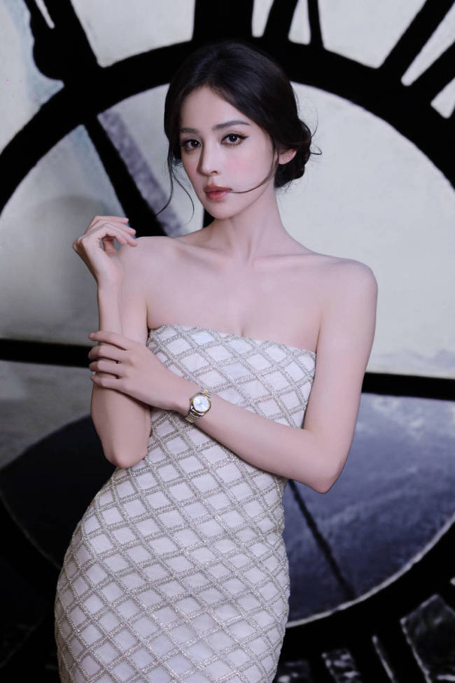 娜扎化身钟楼美人颜值超顶 着抹胸裙气质迷人