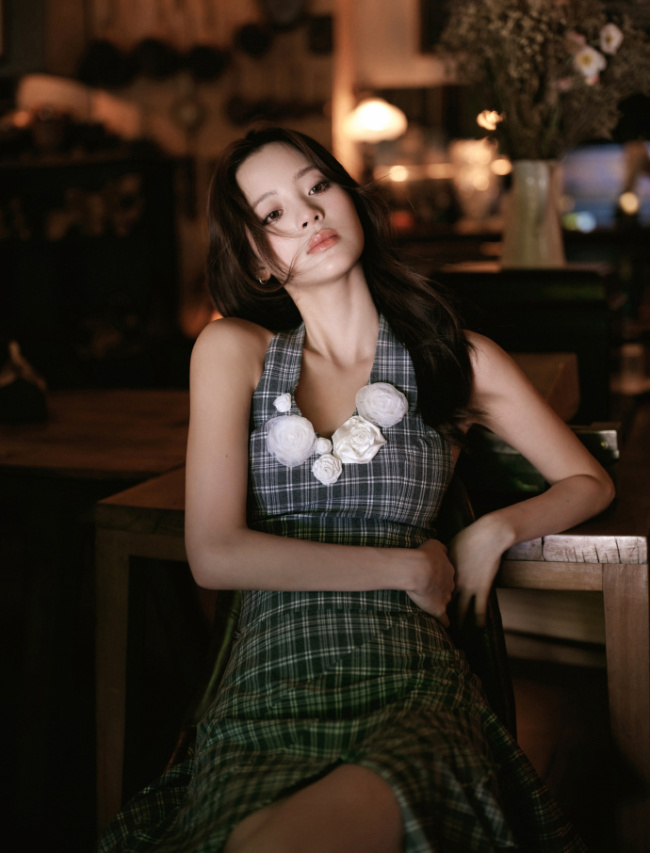 欧阳娜娜抱可爱萌犬拍照好养眼