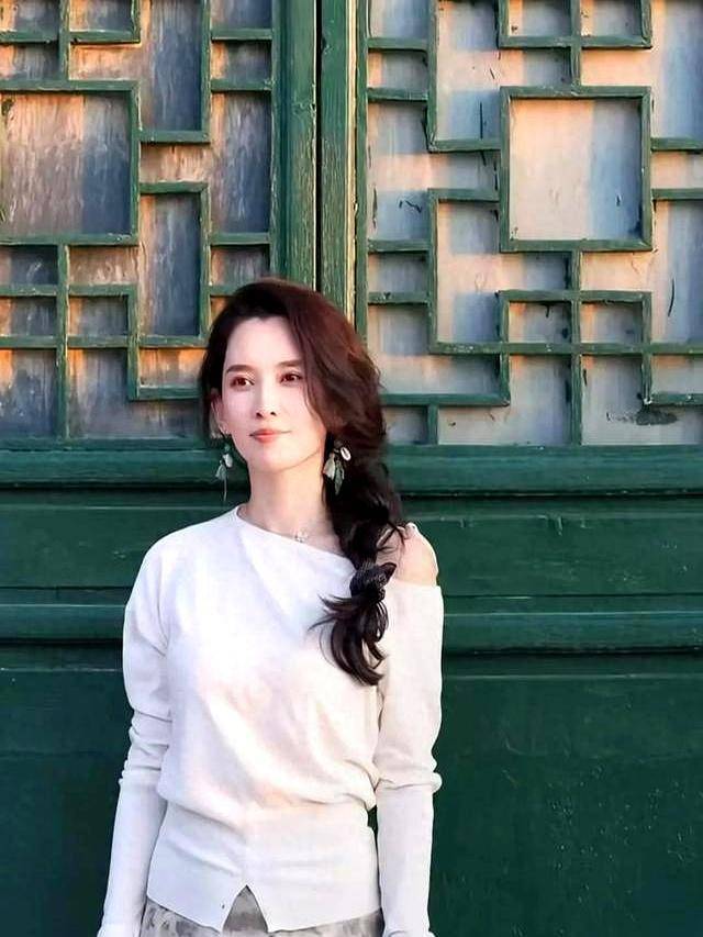 34岁森林北夕阳下晒美照 眼角细纹韵味十足 53岁汪峰真有福封面图