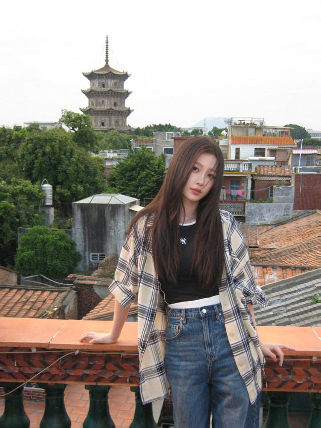 虞书欣化身明艳学姐气质出众 对镜比心甜美灵动