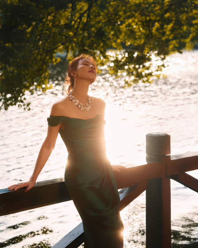 高圆圆穿绿色抹胸裙 被夕阳笼罩秒变氛围感女神