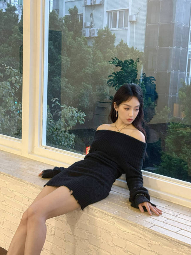 宋茜穿一字肩包臀裙 大方秀好身材修长美腿吸睛