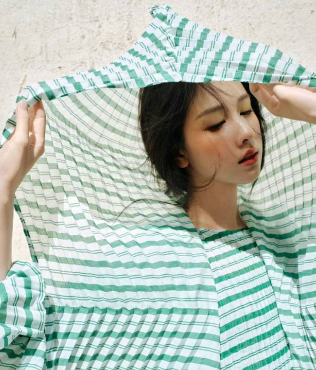 陈都灵穿绿色大衣发丝飞扬 漫步戈壁滩表现力超强