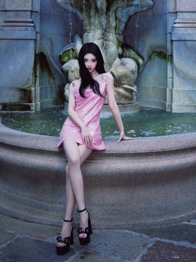 鞠婧祎穿粉色吊带裙身姿曼妙 侧身回眸妩媚动人
