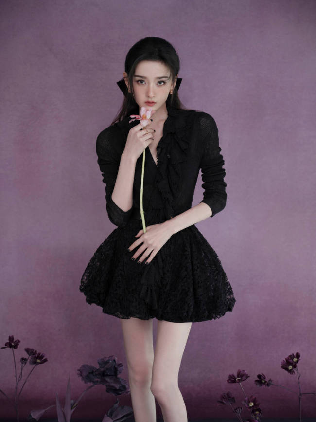 宋祖儿穿小黑裙腰肢纤细 手持紫色玫瑰又纯又欲