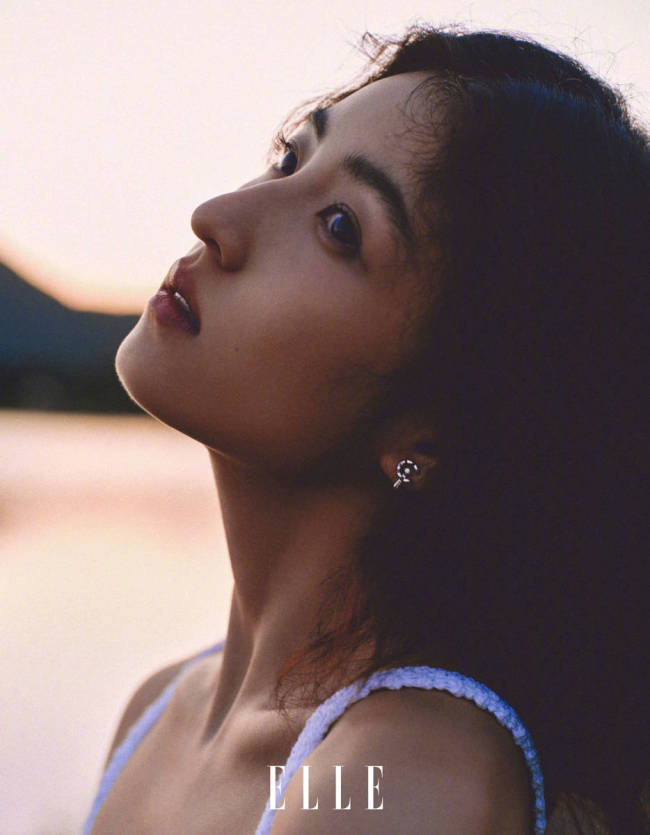 张子枫穿无袖连衣裙气质清冷 轻嗅鲜花恬静治愈