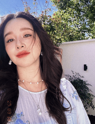 阚清子孕晚期和老公散步 步履轻盈状态佳