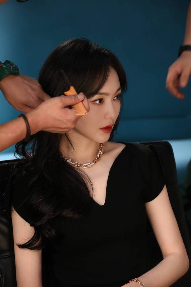 唐嫣身穿黑色V领裙 红唇优雅尽显御姐气质