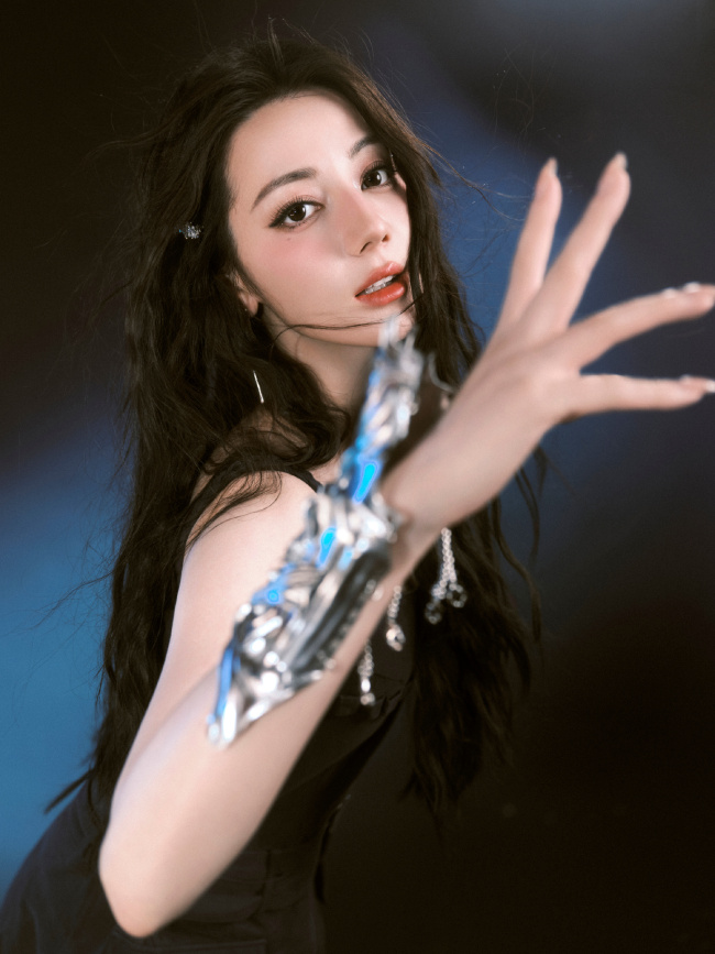 迪丽热巴穿小黑裙妆容精致 不惧镜头怼脸颜值高