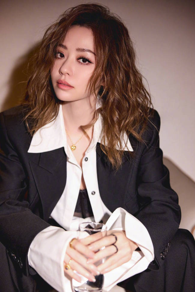 张靓颖穿黑色西装简约干练 眼神冷冽尽显御姐风范