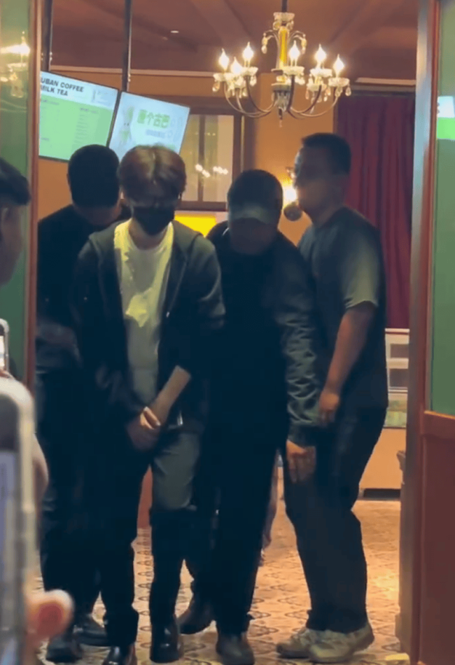 范丞丞醉酒后步履踉跄 仍向粉丝鞠躬致意被赞