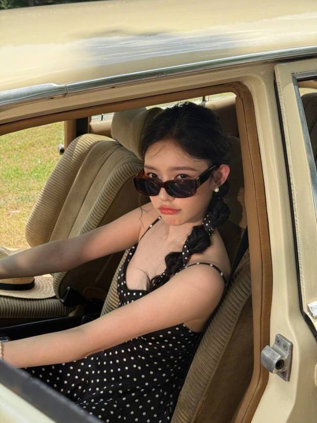 林允晒户外美照元气满满 穿波点吊带裙秀好身材