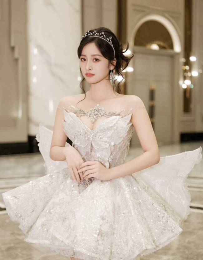 沈月穿露肩礼裙优雅似白天鹅 戴钻石发箍好贵气