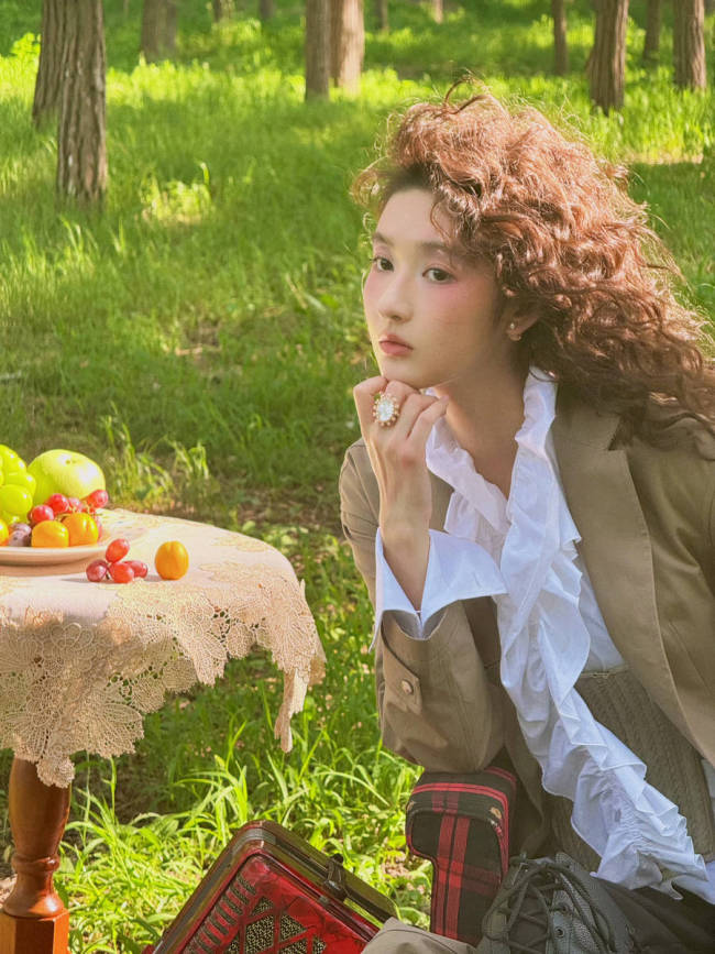 王玉雯一身粉色长裙精致优雅 头戴耳机青春活泼