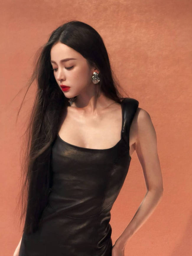 娜扎黑长直造型眼神冷艳 身披黑色羽毛气场全开