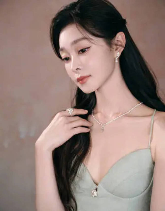 宋轶身穿吊带裙锁骨精致 看向镜头眼眸深邃