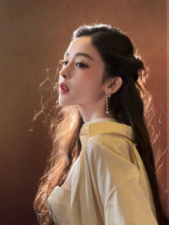 娜扎化身傲娇千金气质优雅矜贵 表情冷冽风情万种