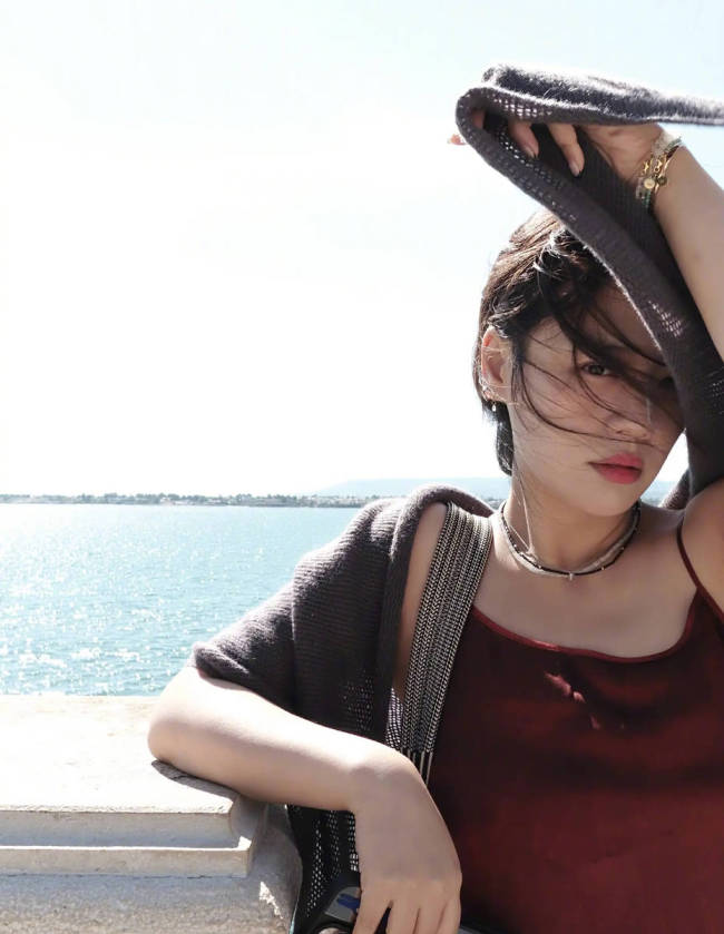 马思纯更新海边美照！穿吊带裙吹海风状态松弛惬意