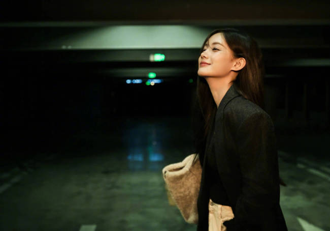 李一桐分享时装周出发美照 抬头浅笑慵懒随性