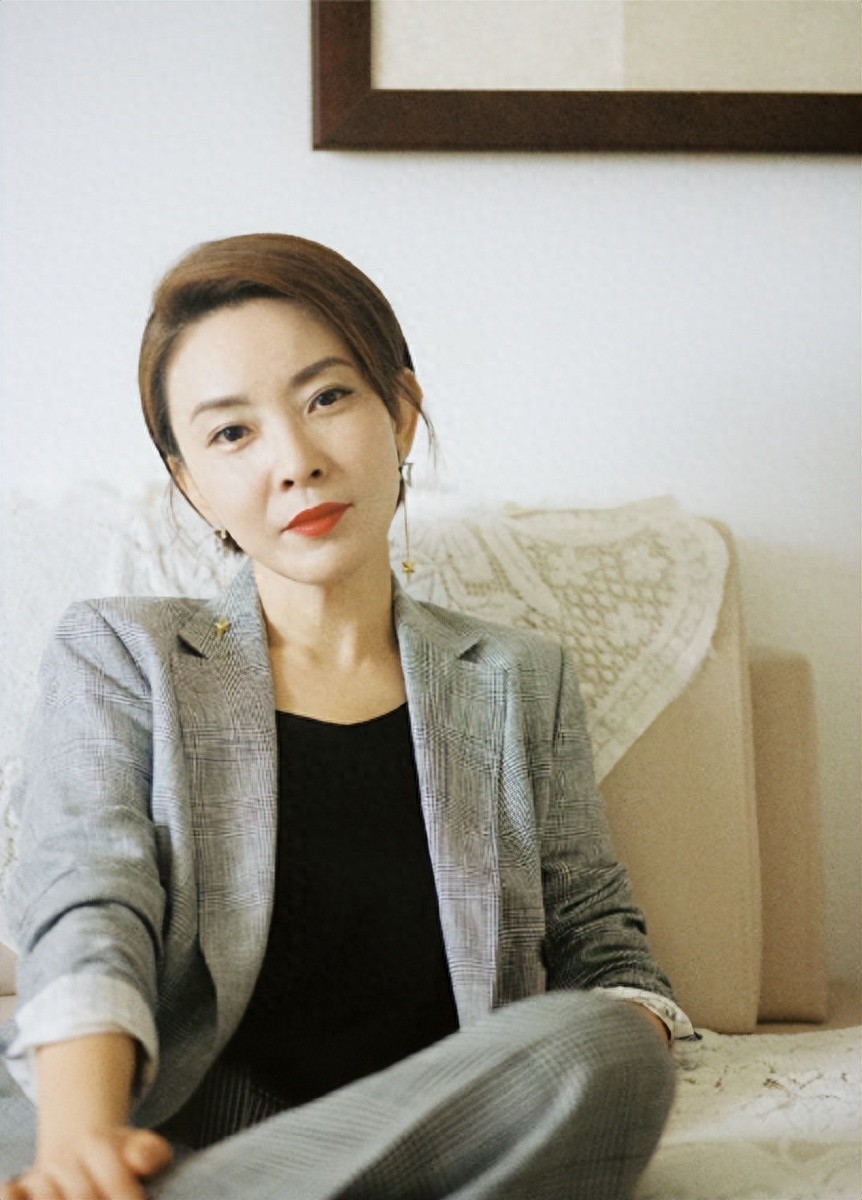 她曾是央视主持，和孙红雷演《征服》红遍全国，今49岁成人生赢家封面图