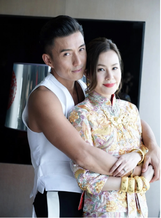 TVB视帝晒全家福，力破婚变传闻，曾不戴婚戒夜蒲被猜测夫妻离婚封面图