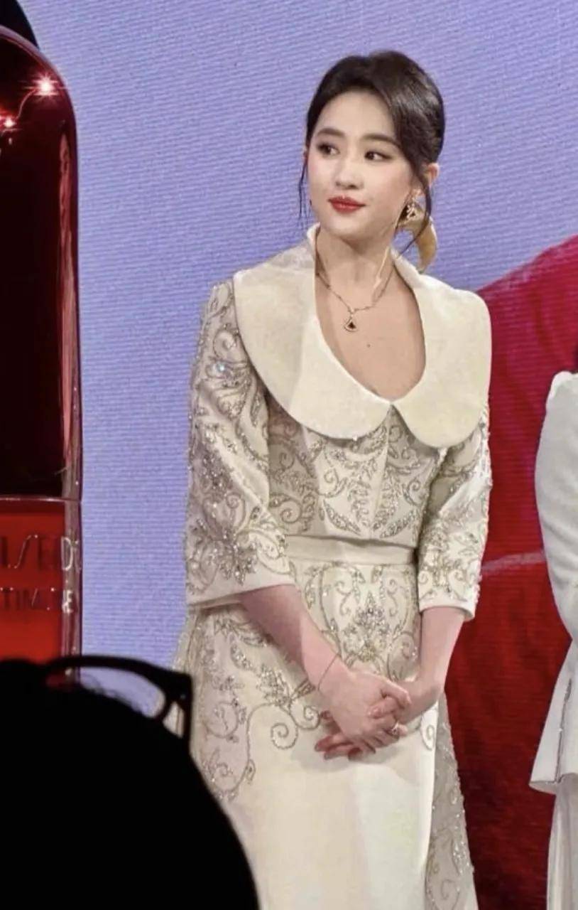 37岁刘亦菲高定亮相，皮肤白皙如瓷，珠圆玉润走路带风封面图