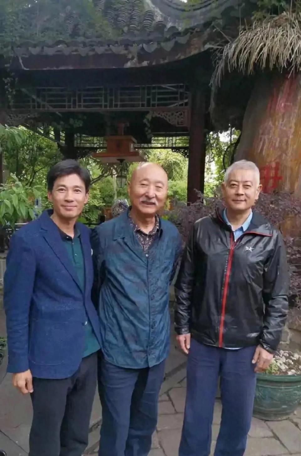 中间的是陈佩斯，右边的谁想不起名字，最左边的长得很像朱时茂封面图