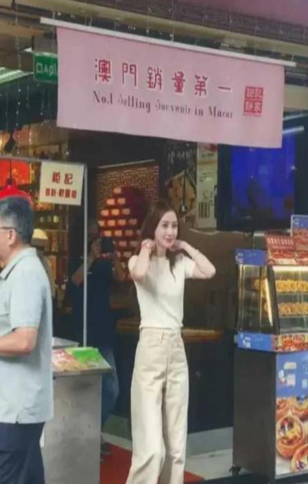 37岁杨颖澳门生图曝光，穿着朴素皱纹明显，为小店站台让人唏嘘封面图