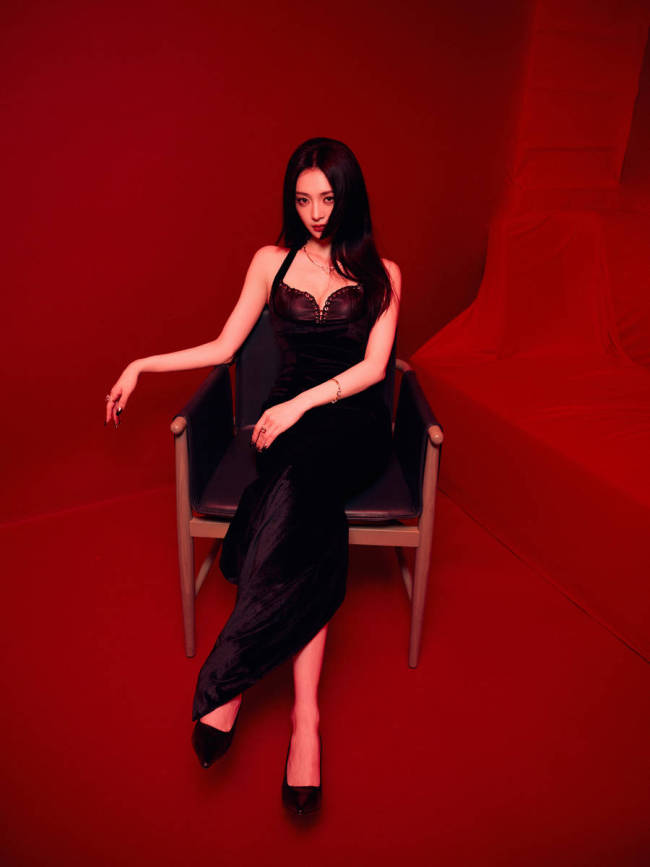 周洁琼身穿黑色吊带裙 展现小蛮腰妩媚多姿