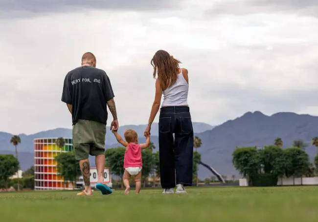 比伯环抱海莉超甜蜜 同儿子拍摄温暖亲子照