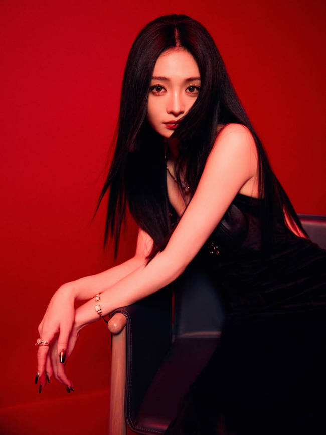 周洁琼身穿黑色吊带裙 展现小蛮腰妩媚多姿