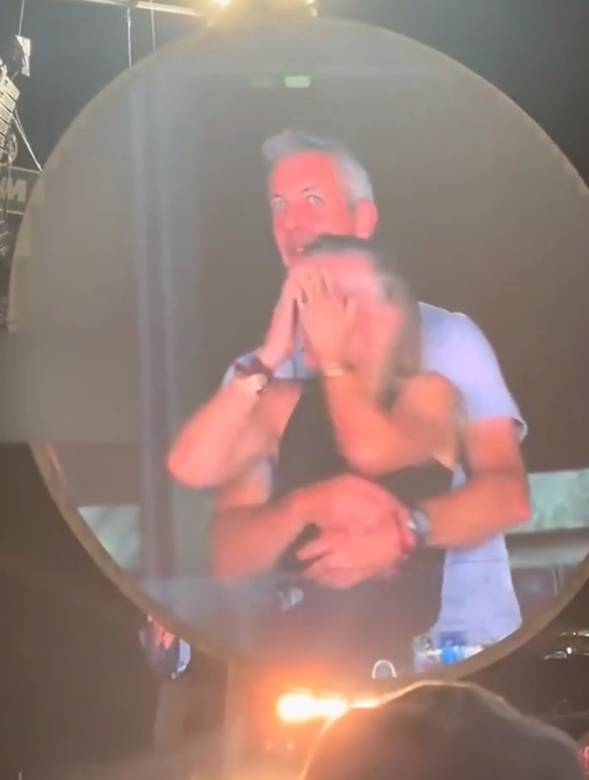 Coldplay演唱会变捉奸现场！已婚大佬偷情女下属被拍