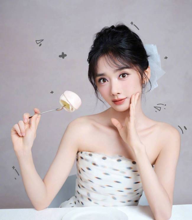 王影璐李昀锐手持糕点氛围甜蜜 互相投喂CP感满满