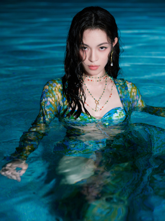 钟楚曦湿发泳池照 似神秘美人鱼无尽诱惑