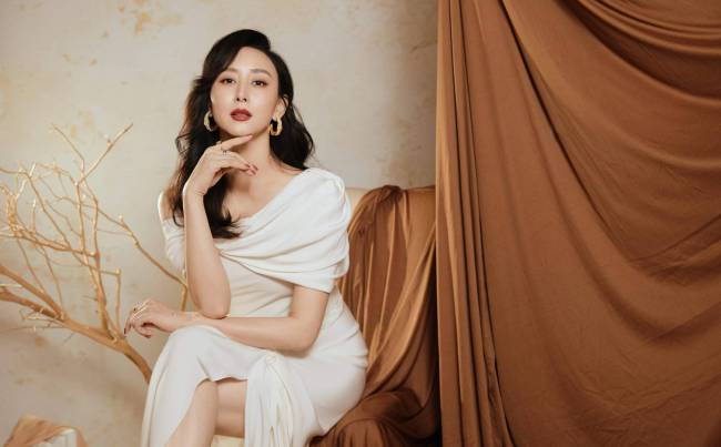 胡静穿白色露肩礼裙姿势优雅 大波浪造型红唇吸睛