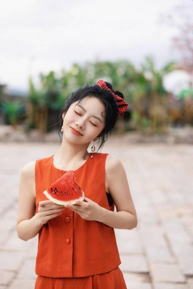 谭松韵穿红色连衣裙俏皮可爱 眼神明亮气质温婉