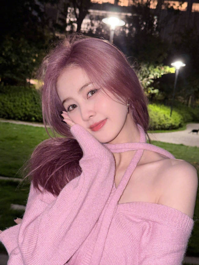 白鹿一头粉紫色秀发时尚吸睛 穿针织衫锁骨精致