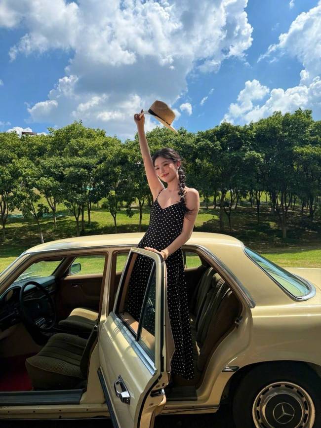 林允晒户外美照元气满满 穿波点吊带裙秀好身材