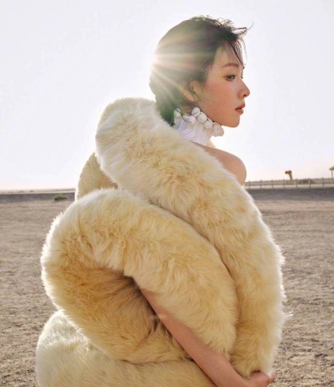 陈都灵穿绿色大衣发丝飞扬 漫步戈壁滩表现力超强