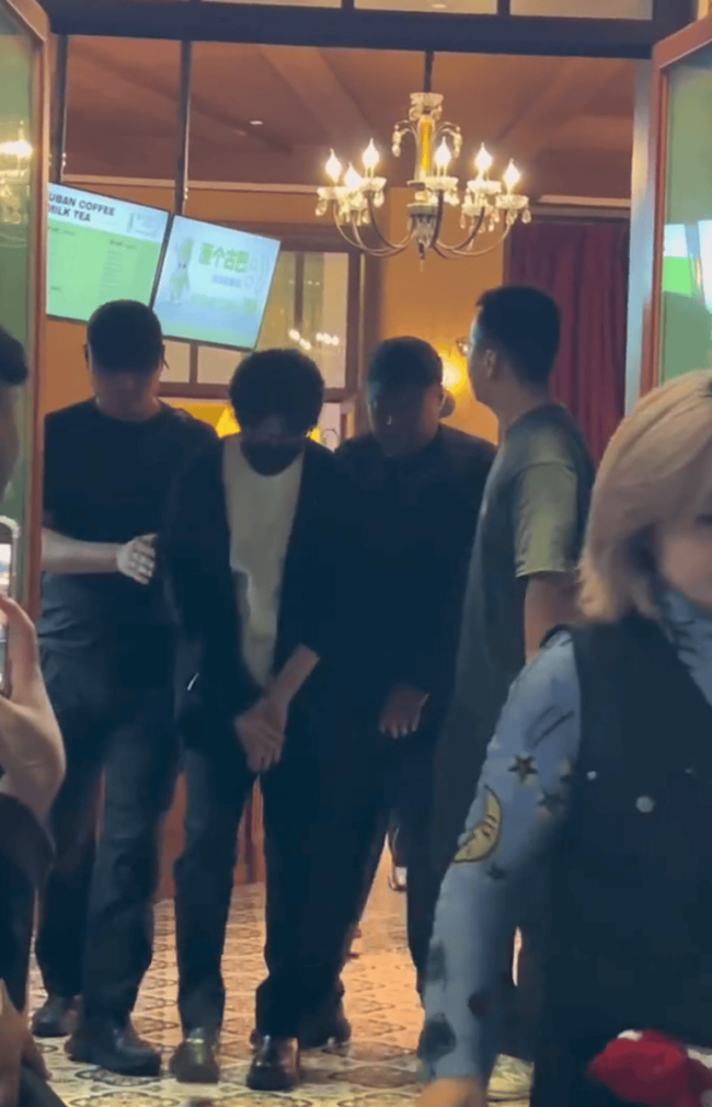 范丞丞醉酒后步履踉跄 仍向粉丝鞠躬致意被赞