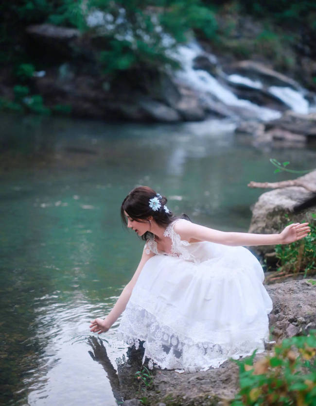 毛晓彤穿吊带裙可爱似小仙女 笑容甜美元气满满