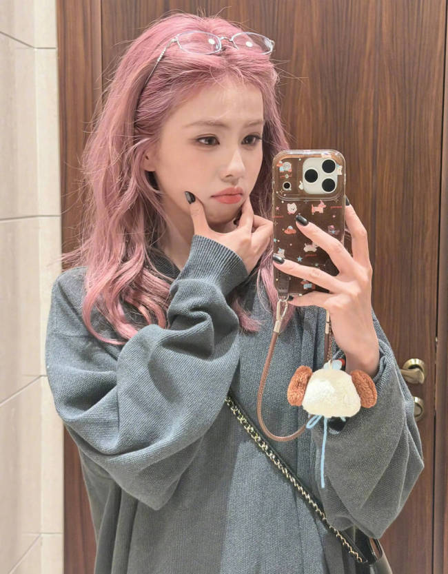 白鹿对镜自拍表情灵动娇憨 可爱比心娇俏又活泼