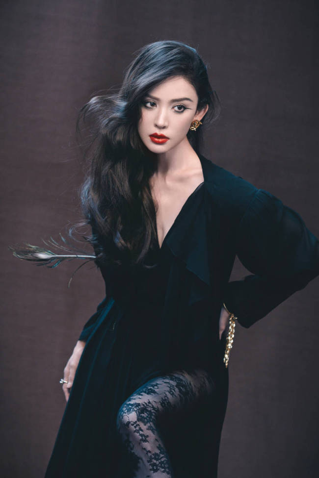 古力娜扎穿深V礼裙身材曼妙 红唇吸睛气场强大