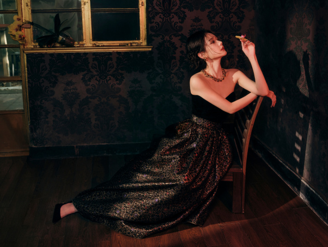 李一桐身穿古董礼服美艳动人 灿笑撩人心弦