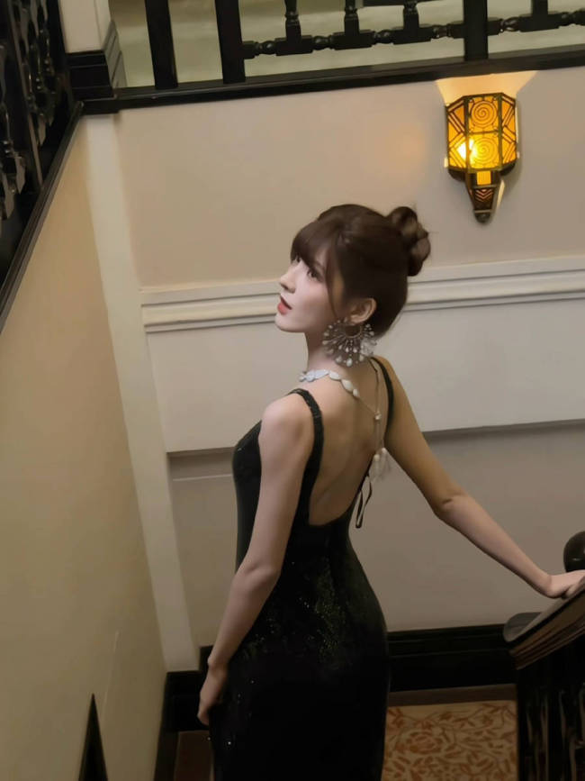 张予曦穿黑色亮片裙秀光滑美背！戴超大耳饰气质佳