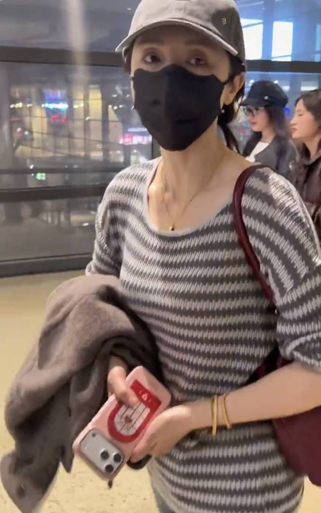 董璇被传怀上二胎现身机场！特地脱下外套回应